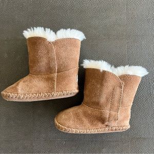 Baby UGG Suede Caden Boot in size 2/3 - EUC